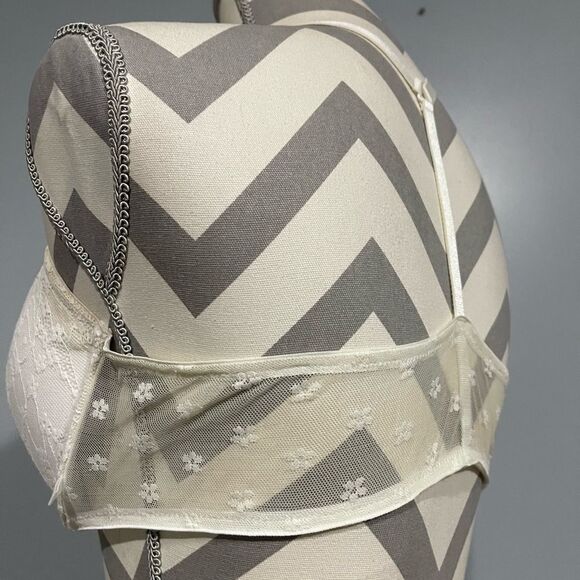 Victorias Secret Bra 36C - Picture 4 of 10